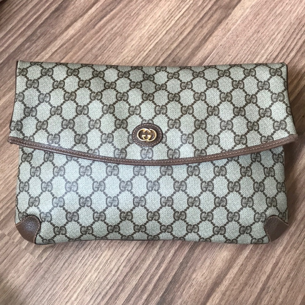 🔥🔥LARGE ‼️💯 % authentic Gucci clutch